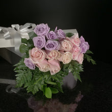Load image into Gallery viewer,  18 Roses / Boxed / Basic