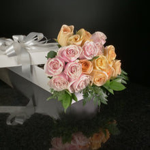 Load image into Gallery viewer,  18 Roses / Boxed / Basic