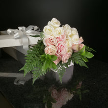 Load image into Gallery viewer,  18 Roses / Boxed / Basic
