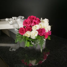 Load image into Gallery viewer,  18 Roses / Boxed / Basic