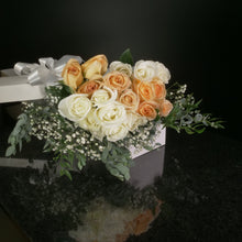 Load image into Gallery viewer,  18 Roses / Boxed / Fancy