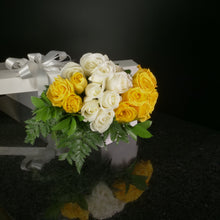 Load image into Gallery viewer,  18 Roses / Boxed / Basic