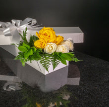 Load image into Gallery viewer,  6 Roses / Boxed / Basic