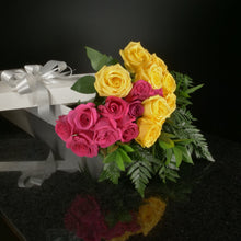 Load image into Gallery viewer,  18 Roses / Boxed / Basic
