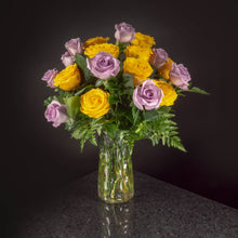 Load image into Gallery viewer,  18 Roses / Vase / Basic