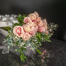 Load image into Gallery viewer,  18 Roses / Boxed / Fancy