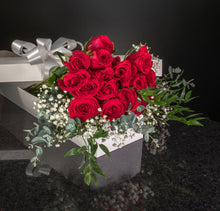 Load image into Gallery viewer,  18 Roses / Boxed / Fancy