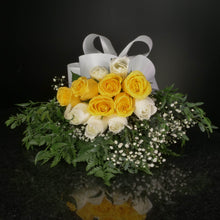 Load image into Gallery viewer,  12 Roses / Hand-Tied / Fancy