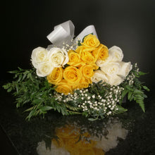 Load image into Gallery viewer,  18 Roses / Hand-Tied / Fancy